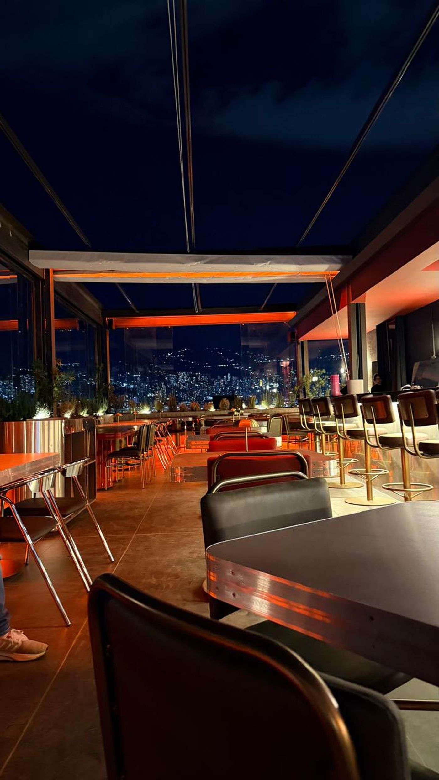 Terraza de Altana Rooftop de noche con vista panorámica de Medellín